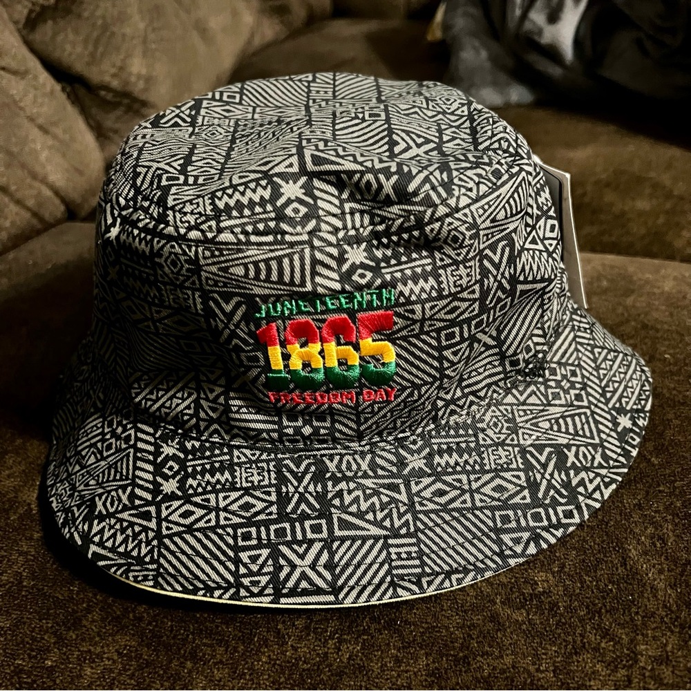 Reversible geometric design bucket hat